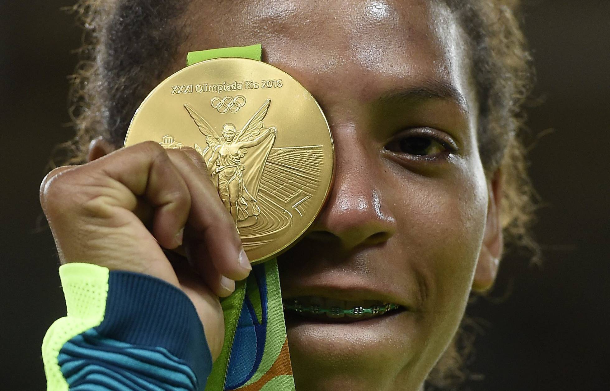 rafaela silva com medalha de ouro